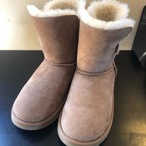 👢 Ugg Bailey Button Short Tan Boot, Sz 6